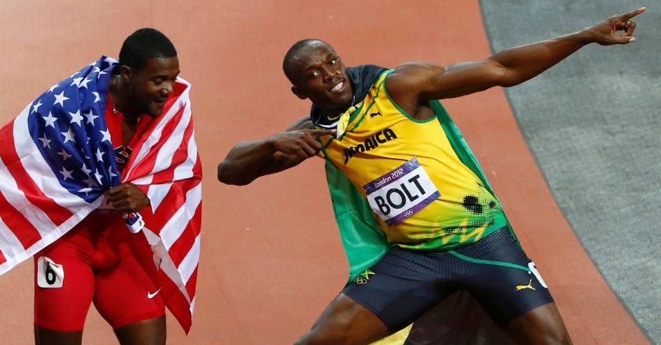 Sob olhar de Justin Gatlin, Usain Bolt faz gesto da vitória após conquistar a medalha de ouro nos 100 m rasos