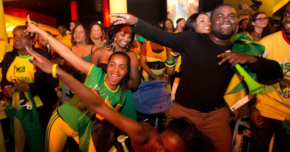 Torcedores jamaicanos comemoram na Casa da Jamaica vitória de Usain Bolt na final olímpica dos 10 m rasos