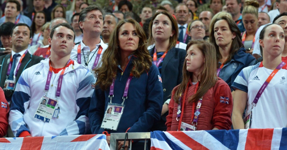 Uniformizada com roupa da delegação do Reino Unido, Kate Middleton, a duquesa de Cambridge, assiste ao primeiro dia de finais por aparelhos da ginástica artística na Arena Greenwich, em Londres