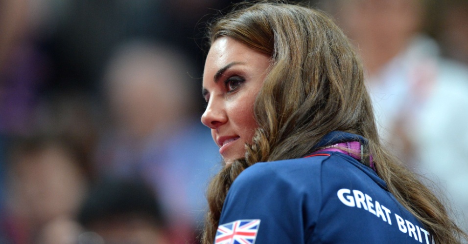 Uniformizada com roupa da equipe do Reino Unido, Kate Middleton, a duquesa de Cambridge, assiste ao primeiro dia de finais por aparelhos da ginástica artística na Arena Greenwich, em Londres