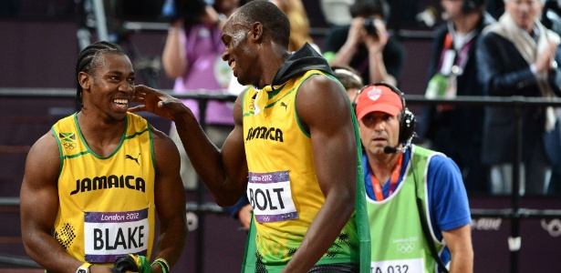 Bolt (direita) celebra vitória nos 100 m rasos com Blake, prata, em Londres-12 - AFP PHOTO / FRANCK FIFE