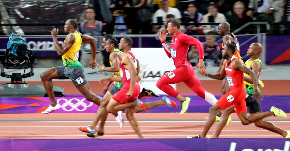 Usain Bolt corre para vencer a final olímpica dos 100 m rasos