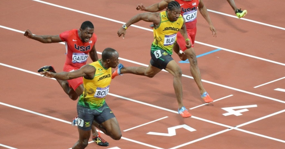 Usain Bolt cruza a linha de chegada para se tornar bicampeão olímpico dos 100 m rasos