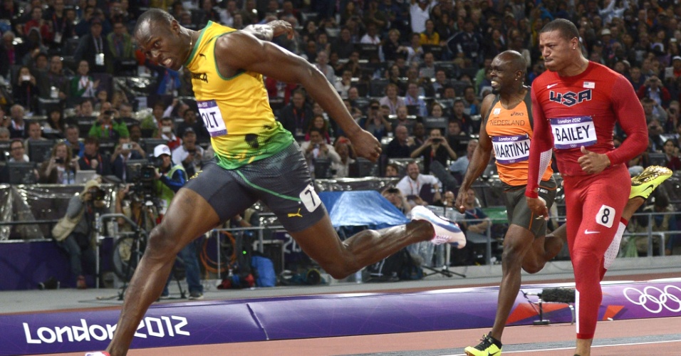 Usain Bolt cruza a linha de chegada para se tornar bicampeão olímpico dos 100 m rasos