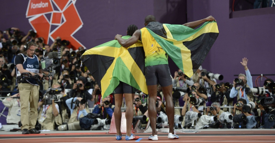 Usain Bolt e Yohan Blake abraçam-se após final olímpica dos 100 m rasos
