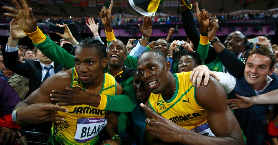 Usain Bolt e Yohan Blake fazem pose após final olímpica dos 100 m rasos