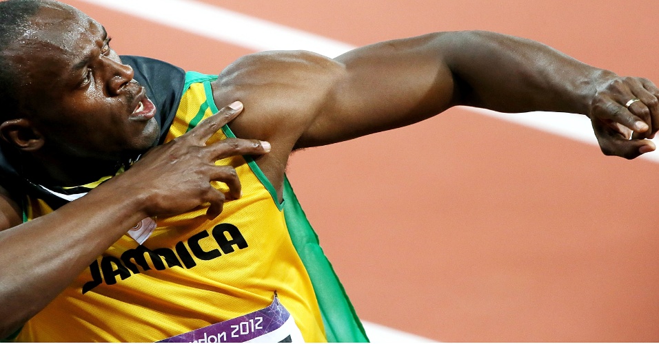 Usain Bolt faz gesto da vitória após conquistar a medalha de ouro nos 100 m rasos