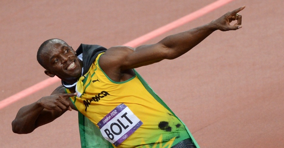 Usain Bolt faz seu sinal da vitória após se tornar bicampeão olímpico dos 100 m rasos