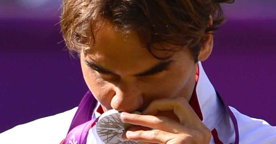 Vice-campeão em Londres, Federer beijou medalha de prata após derrota para Andy Murray