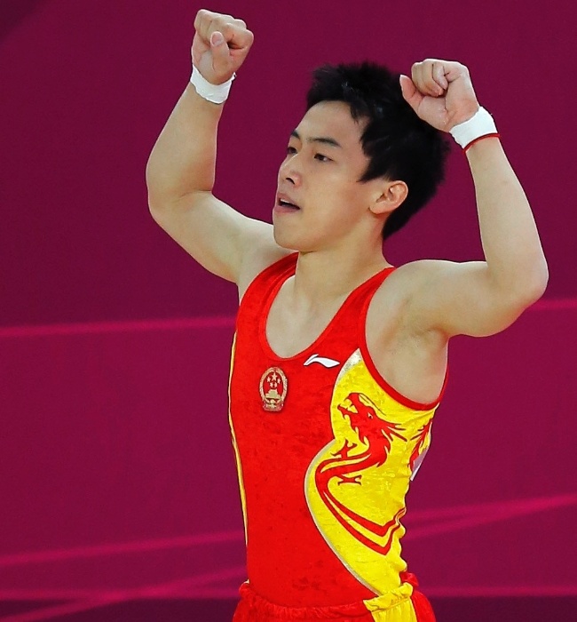 Zou Kai comemora ao finalizar sua série de solo; chinês garantiu o bicampeonato olímpico no aparelho