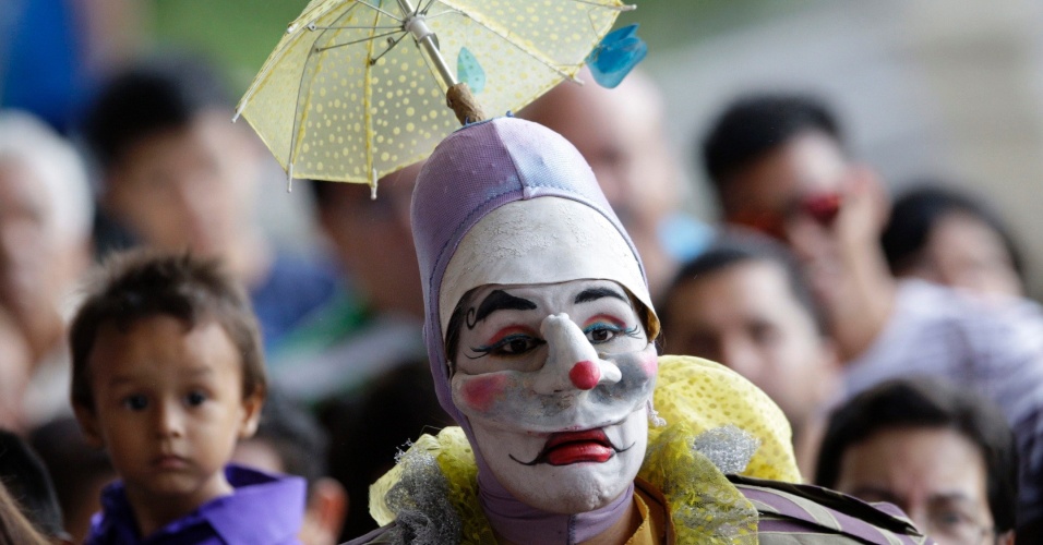 06.ago.2012 Membro de um grupo de teatro de rua "Luna Morena" durante um evento de livre para entreter os residentes em Monterrey, no México