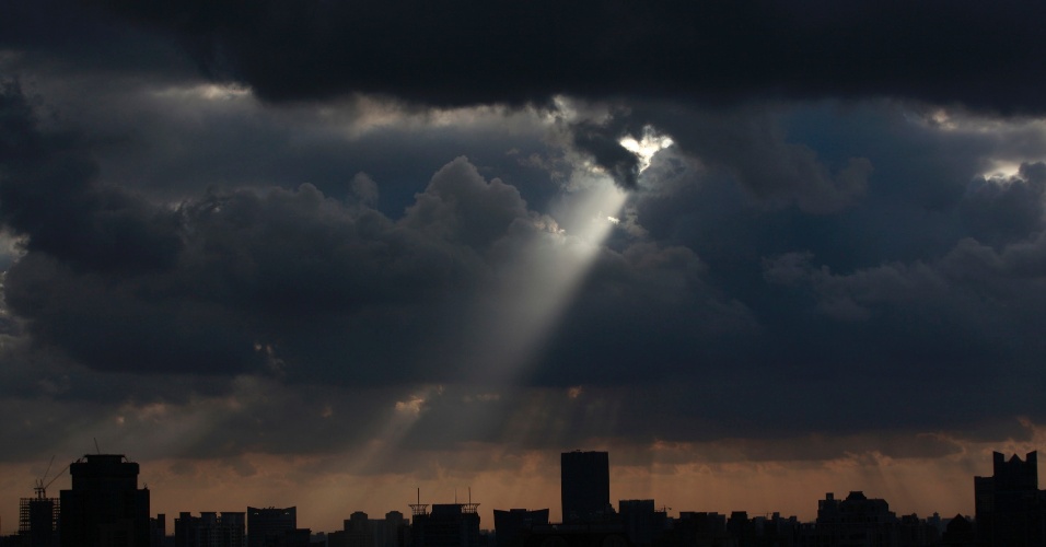 06.ago.2012 Nuvens escuras cobrem o céu no centro de Xangai, na China