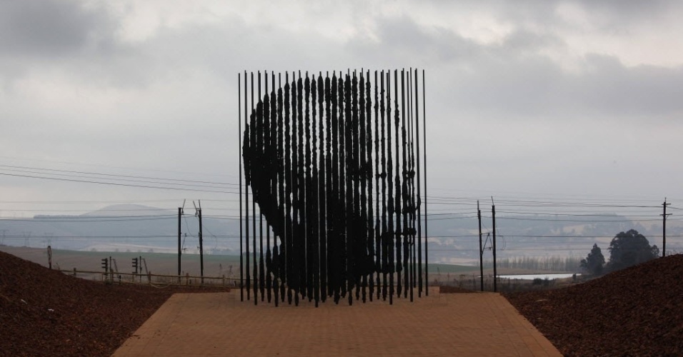 06.ago.2012 Obra em homenagem ao ex-presidente Nelson Mandela é montada na localidade de Howick (onde ele foi preso aos 50 anos), em Kwazulu Natal, na África do Sul