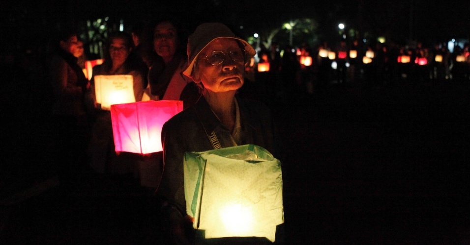 06.ago.2012 Pessoas da primeira geração de imigrantes do Japão carregam lanternas para lembrar o aniversário de 67 anos dos bombardeios atômicos das cidades de Hiroshima e Nagasaki, no Parque do Ibirapuera em São Paulo