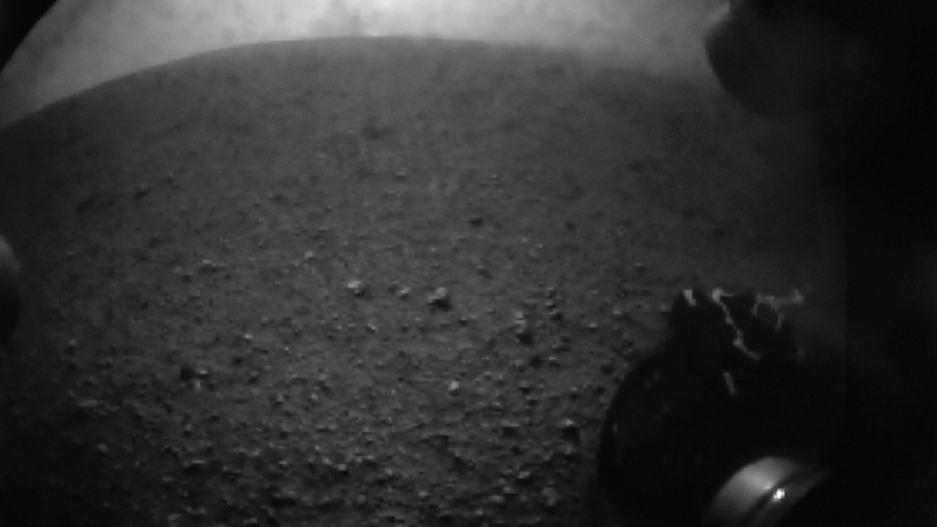 6.ago.2012 - A imagem, capturada da Nasa TV, mostra a roda do robô Curiosity em uma cratera de Marte. A missão não tripulada estudará a possibilidade de ter havido vida no planeta vermelho - Reuters/Nasa TV