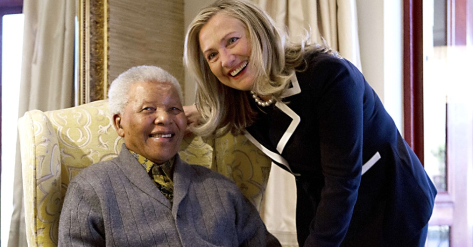 6.ago.2012 - A secretária de Estado norte-americana, Hillary Clinton, aproveitou um recesso em sua viagem a vários países da África para visitar o ex-presidente da África do Sul, Nelson Mandela, na casa do ex-líder, nesta segunda-feira