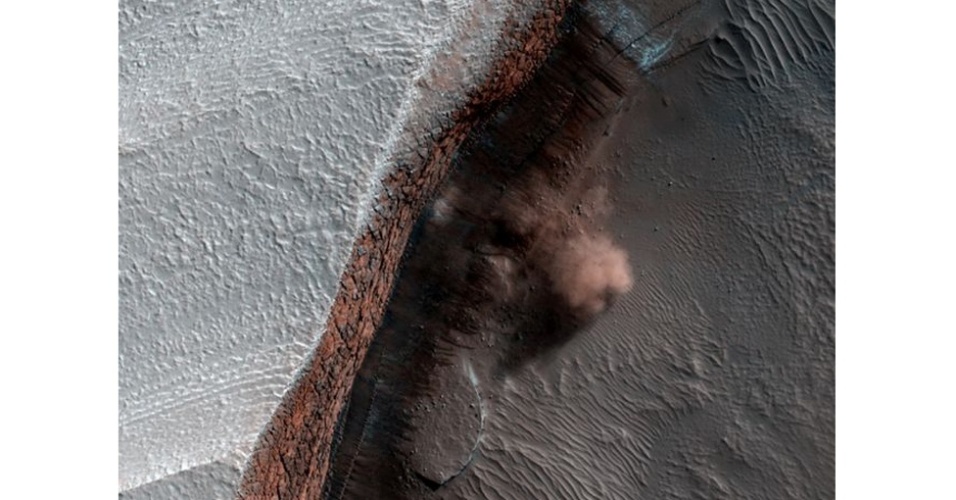 6.ago.2012 - A imagem mostra nuvens de poeira causadas por uma avalanche. O gelo de dióxido de carbono caiu de um precipício de 2 mil metros de altura e, provavelmente, foi derretido pela incidência de raios solares no fim do inverno e início da primavera em Marte