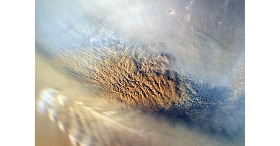 6.ago.2012 - As nuvens são de uma tempestade de areia acontecendo em Marte. Os cientistas estudaram este tipo de fenômeno para determinar o melhor local e a forma ideal de pouso da missão 'Curiosity'