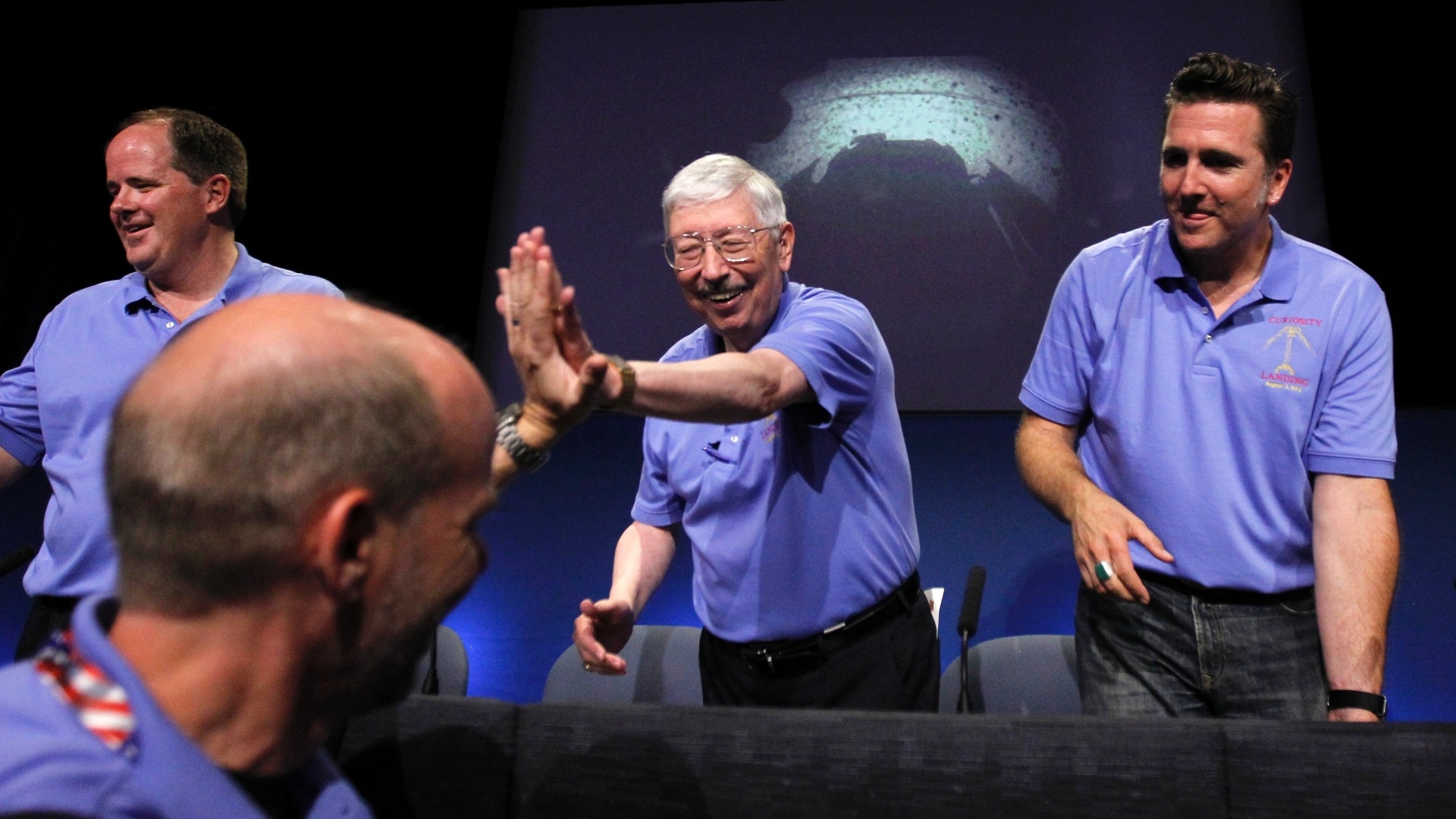 6.ago.2012 - Gestores da missão para Marte, Richard Cook, Pete Theisinger e Adam Steltzner felicitam membros da equipe após o pouso do robô Curiosity em uma cratera de Marte. O veículo deve executar a primeira fase de sua missão em 98 semanas, mas a expectativa é que continue suas pesquisas por cerca de uma década - Fred Prouser/Reuters