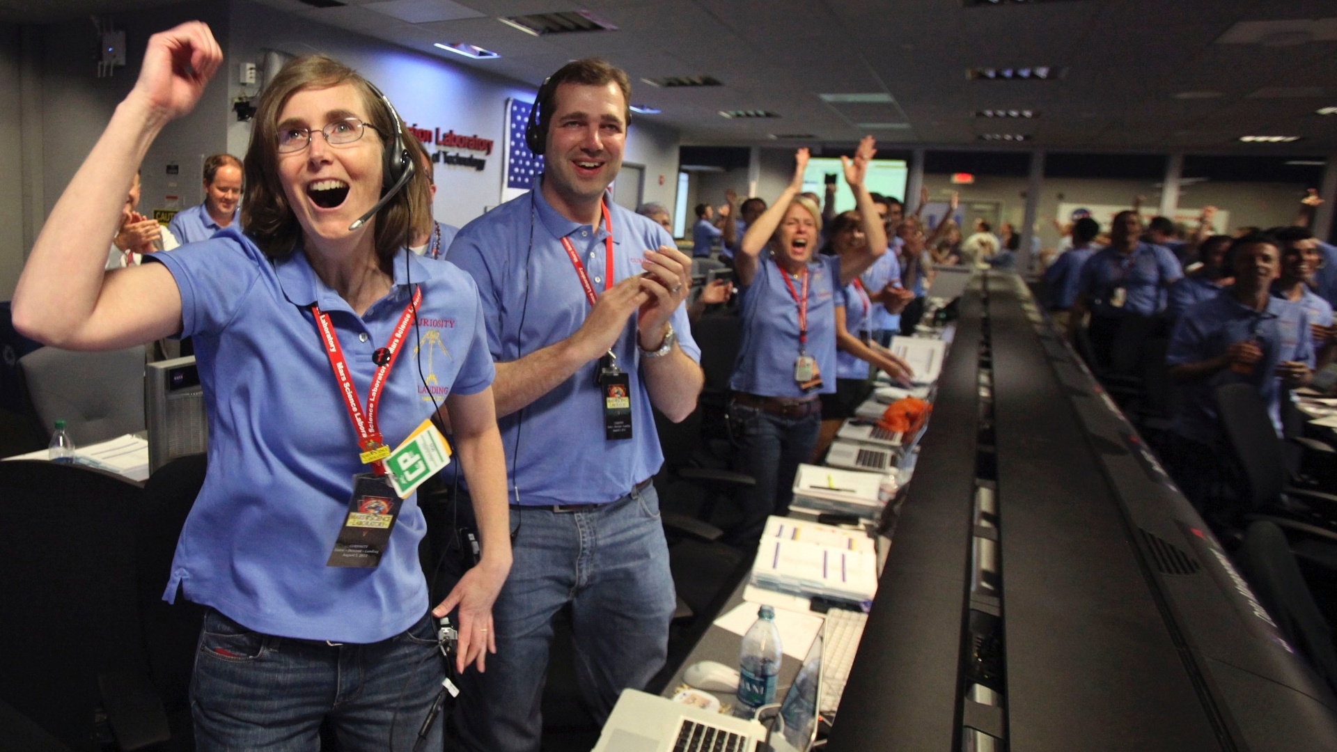 6.ago.2012 - Kelley Clarke comemora o pouso do robô Curiosity em uma cratera de Marte. Toda a equipe da Nasa (agência espacial americana) em Pasadena, na Califórnia, celebrou com gritos e abraços o sucesso inicial da missão na qual muitos já trabalham há cerca de 10 anos - Brian van der Brug/Reuters