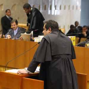 O advogado Luiz Fernando Pacheco durante o julgamento do mensalão em 2012 - Roberto Jayme - 6.ago.2012/UOL