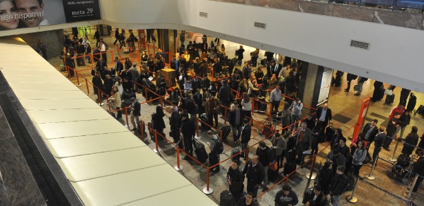 Vista de um dia complicado no Aeroporto Salgado Filho (RS), onde uma obra está atrasada 20 meses