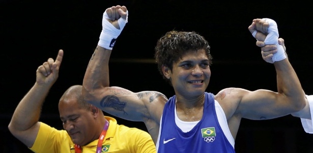 Adriana Araújo comemora a vitória nas quartas de final no boxe feminino, que garantiu pódio