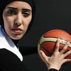 Amal Mohammad Awad, atleta do time de basquete do Qatar, em uma das várias fotos da exposição Hey'Ya