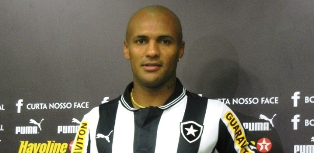 Amaral foi arpentado e exaltou oportunidade de atuar ao lado de Seedorf no Botafogo - Bernardo Gentile/UOL Esporte