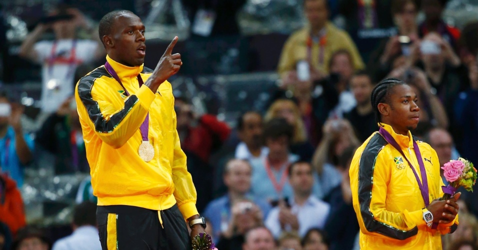 Ao lado de Yohan Blake, Usain Bolt faz sinal de número 1 em cerimônia de premiação dos 100 m rasos nos Jogos de Londres-2012
