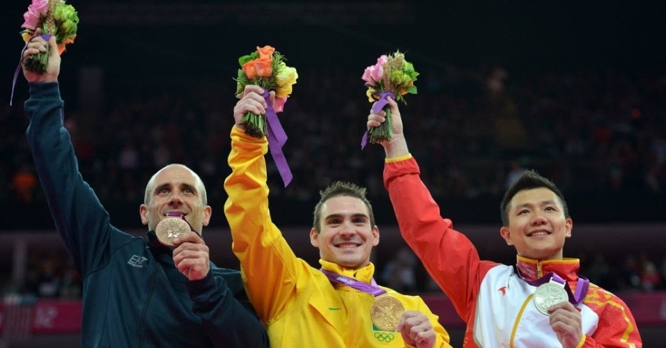 Arthur Zanetti (centro) exibe medalha de ouro no pódio