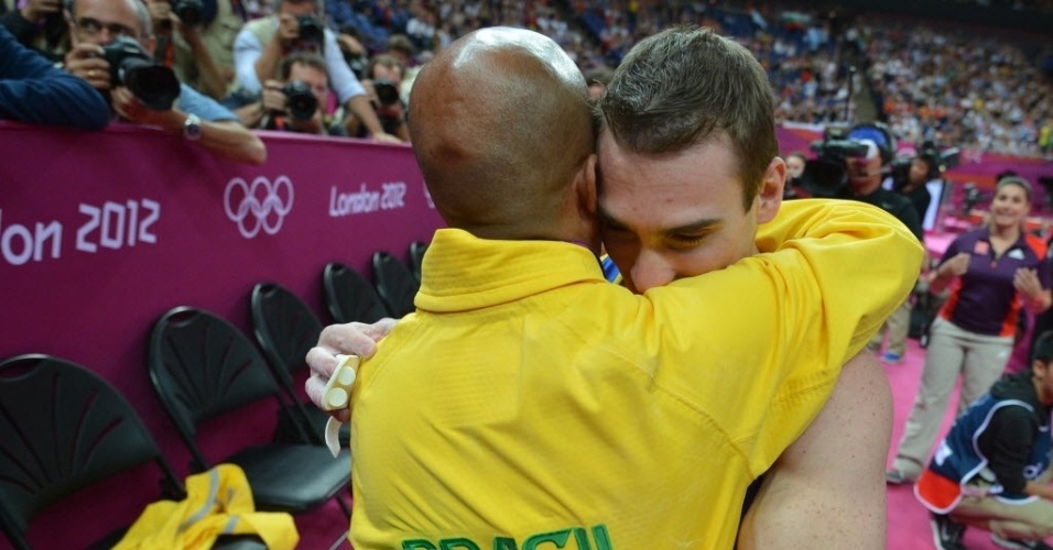 Arthur Zanetti abraça o treinador na comemoração pelo ouro