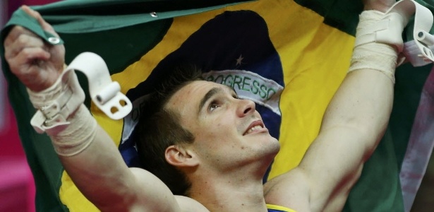 Arthur Zanetti comemora a medalha de ouro exibindo a bandeira do Brasil