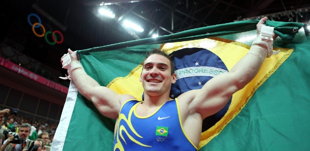 Arthur Zanetti exibe bandeira do Brasil depois de ganhar o ouro nas argolas nos Jogos de Londres