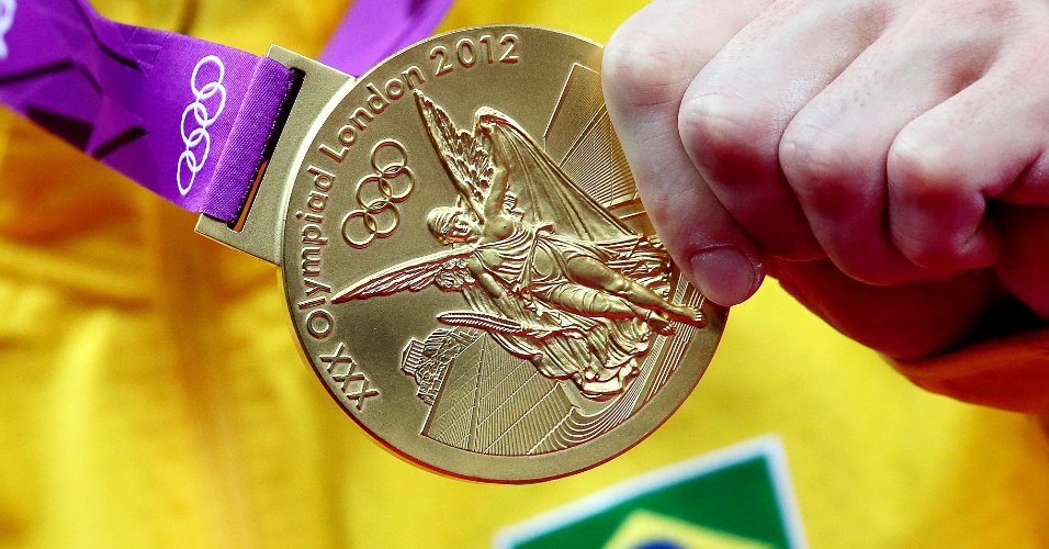 Arthur Zanetti mostra a medalha de ouro, a primeira da história da ginástica brasileira
