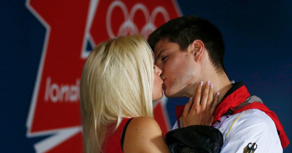 Atle alemão do tênis de mesa, Dimitrij Ovtcharov, beija anônima após partida semifinal por equipes contra a China