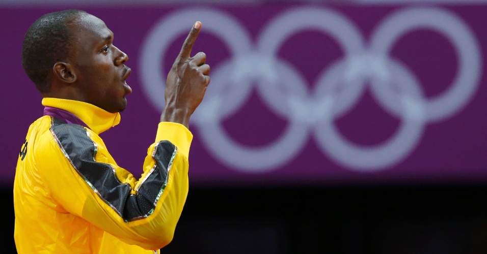 Bicampeão olímpico dos 100 m rasos, jamaicano Usain Bolt faz sinal de número 1