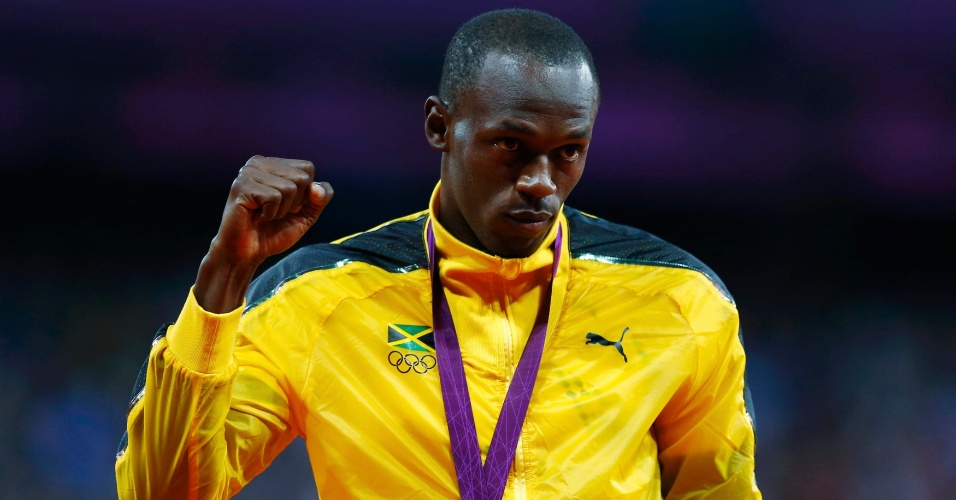 Bicampeão olímpico dos 100 m rasos, o jamaicano Usain Bolt exibe o punho direito cerrado