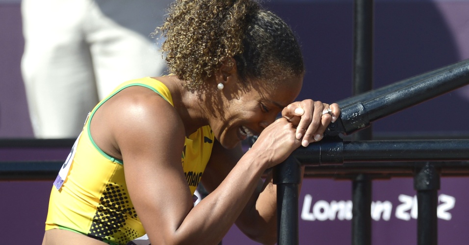 Brigitte Foster-Hylton, da Jamaica, chora após bater em obstáculo ser 7ª em sua bateria e ficar fora nos 100 m com barreiras, prova na qual foi campeã mundial