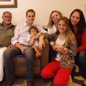 Cantor Pedro Leonardo (centro) aparece sorridente ao lado dos familiares, da mulher, Thais Gebelein (à dir.), e da filha, Maria Sophia (centro) (5/8/12) - Facebook/Reprodução