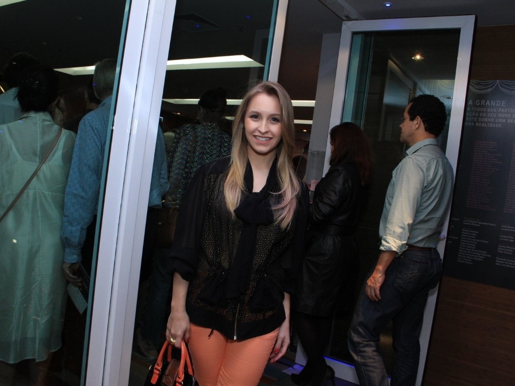 Carla Dias vai a estreia da peça "A Partilha" de Miguel Falabella, no teatro "Oi Casagrande", no Leblon (6/8/12) - Marcello Sá Barretto, Graça Paes e Thyago Andrade/Foto Rio News