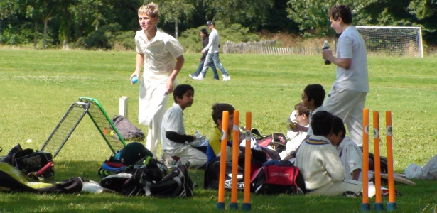 Crianças jogam críquete no Regent`s Park no centro de Londres; esporte não tem mais ampla popularidade