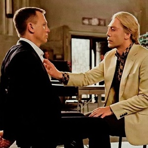 Em cena de "007 - Operação Skyfall", o vilão Silva (Javier Bardem) aprisiona James Bond (Daniel Craig)