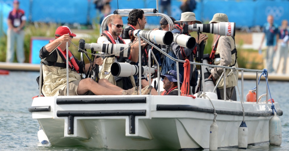 Fotógrafos fazem fotos das provas de canoagem e caiaque no Eton Dorney Rowing Centre