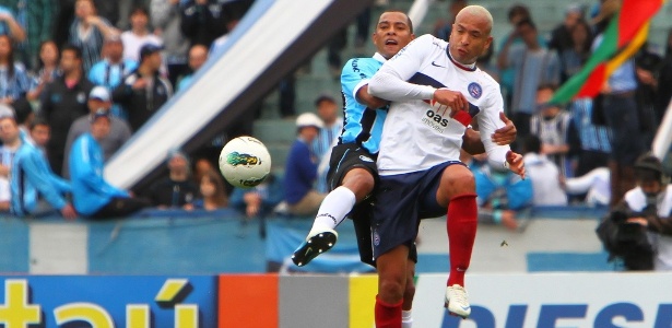 Gilberto Silva marca Júnior em confronto entre Grêmio e Bahia no Olímpico - Lucas Uebel/Grêmio FBPA