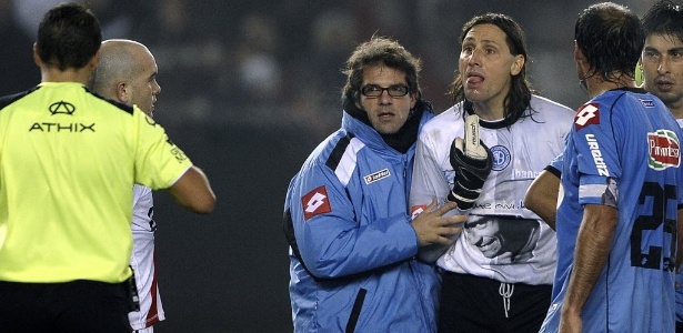Goleiro do Belgrano, Juan Olave, reclama com o árbitro German Delfino após expulsão - Alejandro Pagni/AFP