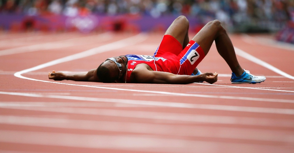Haitiano Moise Joseph cai exausto após completar prova dos 800m. Ele não conseguiu avançar para semifinal