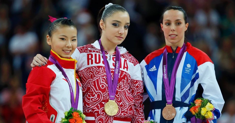 He Kexin (e), Aliya Mustafina (c) e Elizabeth Tweddle mostram as medalhas de prata, ouro e bronze conquistadas por elas na final de barras assimétricas