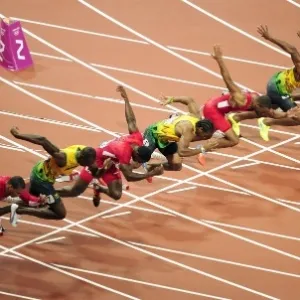 Imagem da largada dos 100 m rasos em Londres - AFP PHOTO / FABRICE COFFRINI