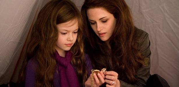 Imagem de "A Saga Crepúsculo: Amanhecer - Parte 2" mostra Bella (Kristen Stewart) entregando para a filha, Renesmee (Mackenzie Foy), um relógio de bolso - Divulgação